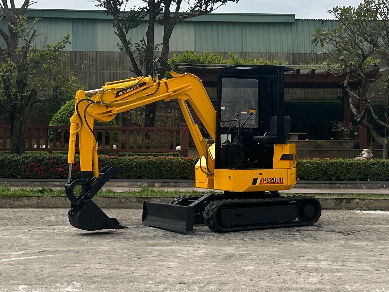 Komatsu PC28UU Mini Excavator with Hydraulic Thumb S/N 6363