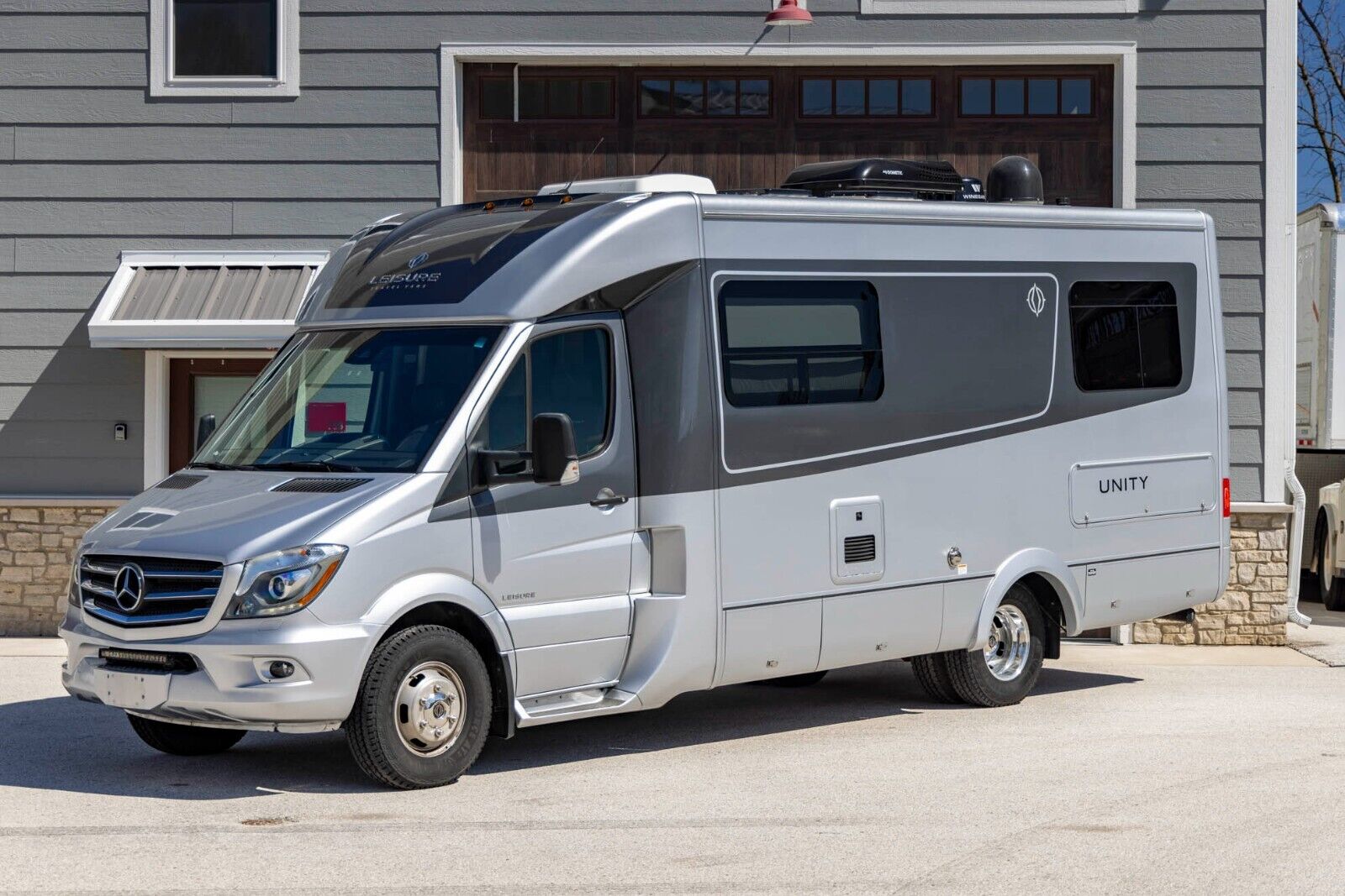 Superb 1-Owner 2018 Leisure Travel Vans Unity Twin Bed U24TB