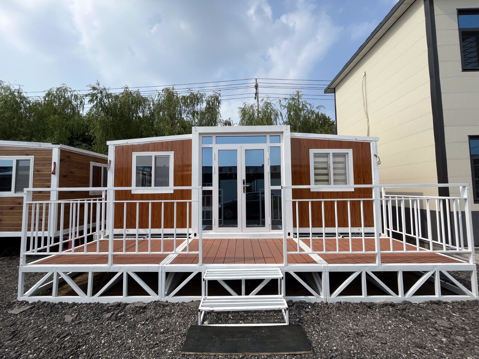 Discover cozy living in a mobile prefab tiny house with lockable doors/windows