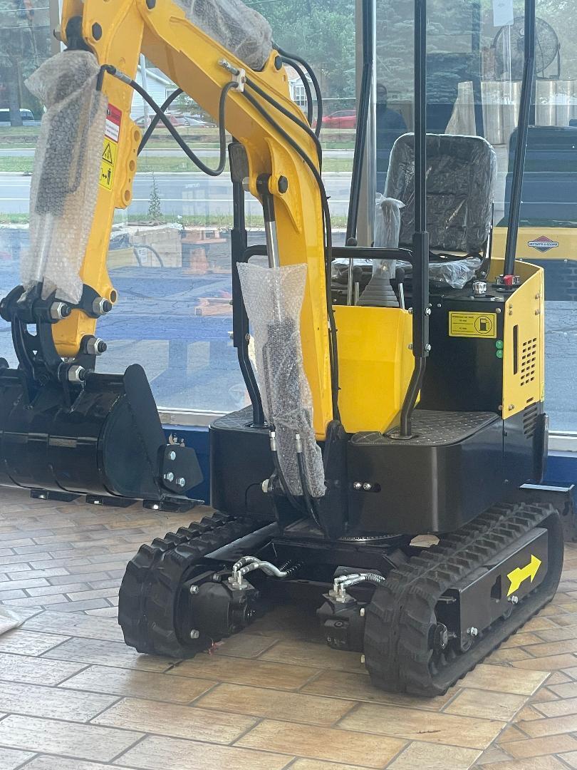 FREE SHIPPNG New Mini Excavator, EPA certified USA gas briggs & stratton engine
