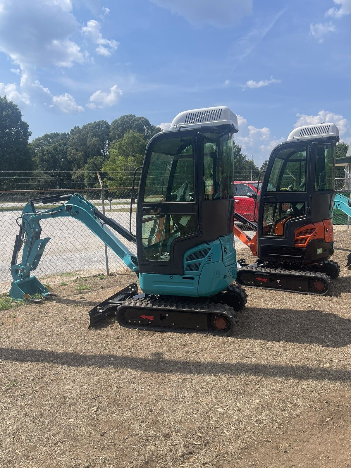 2 TON MINI EXCAVATOR, CAB WITH A/C, KUBOTA D902 ENGINE, HYDRAULIC THUMB, 2 SPEED