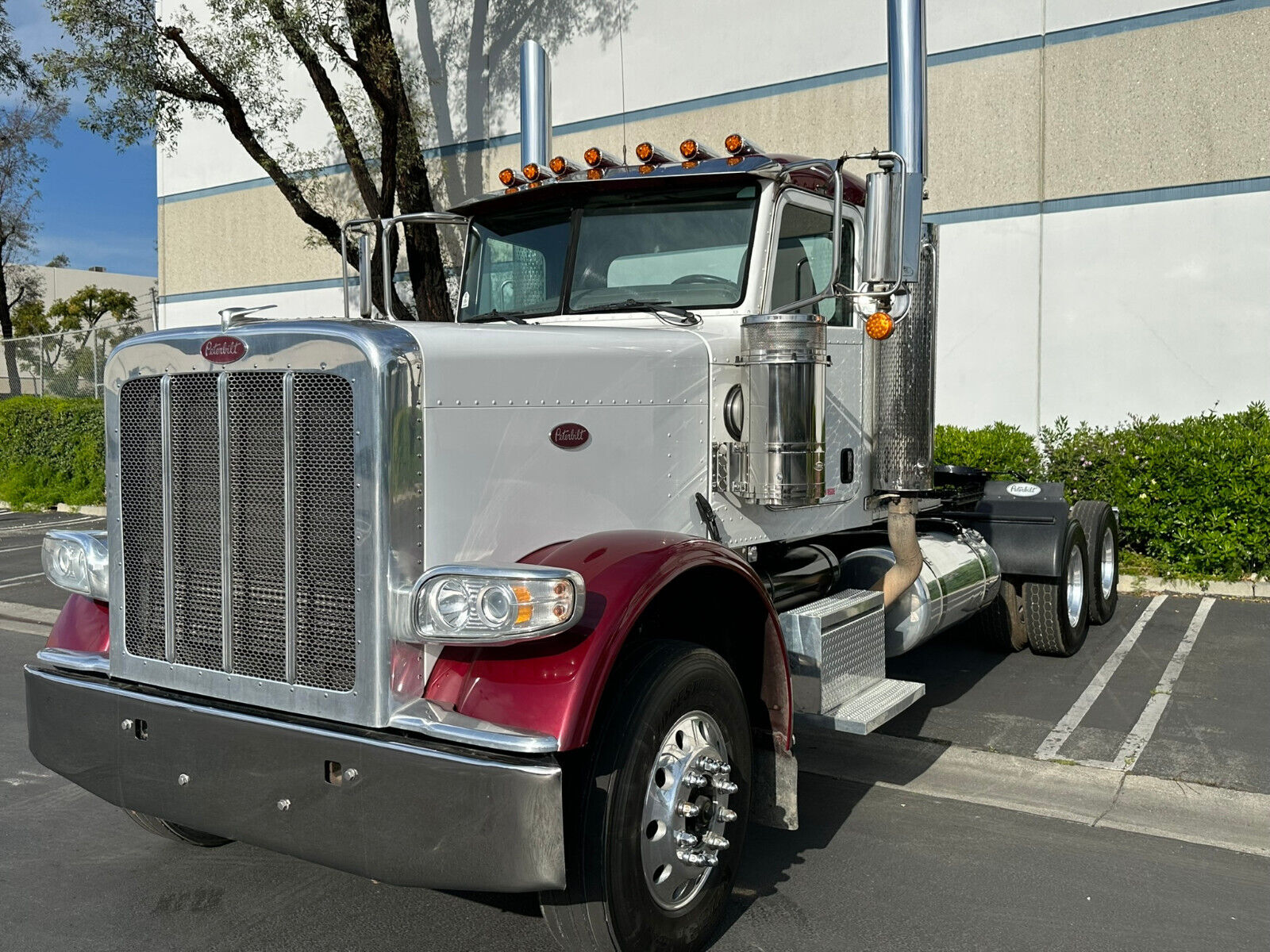 2008 388 Peterbilt Tractor w/ adjustable locking 5th Fifth wheel Fiver