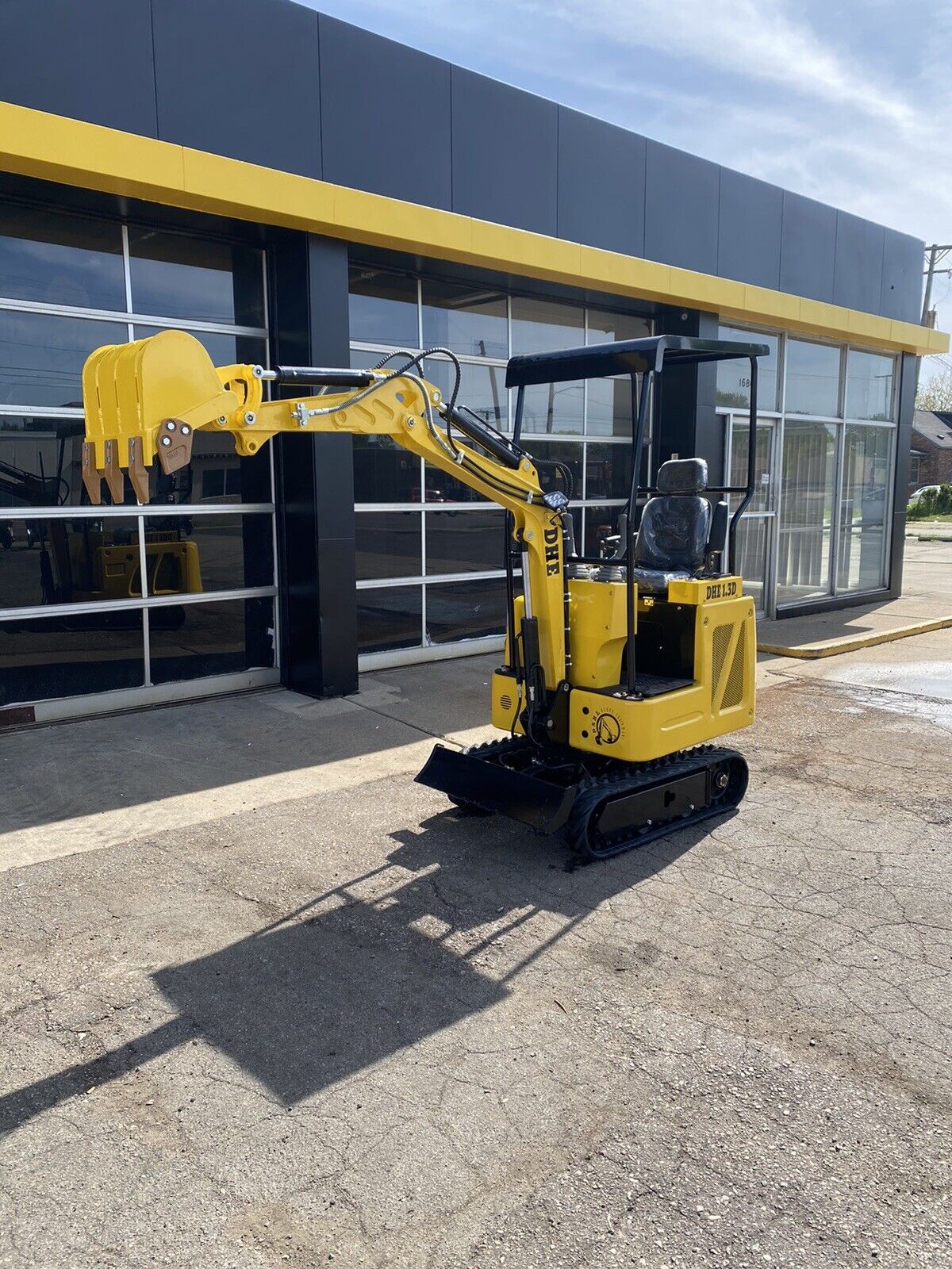NEW! DHE1.3D mini excavator 2,600lb w/7 attachments Diesel Perkins 3cyl Motor