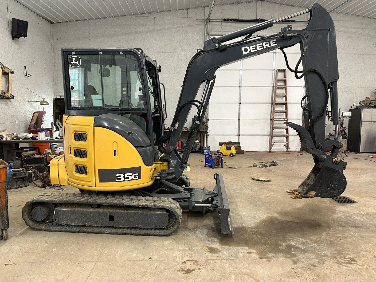 ,000!  – 2018 Deere 35G Mini Excavator – Hyd thumb, Angle Blade, Heat/Air