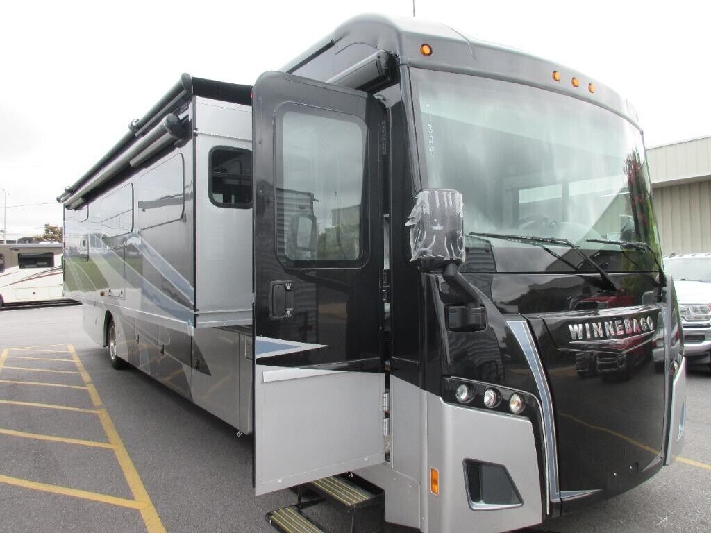 NEW 2023 Winnebago Forza 38W