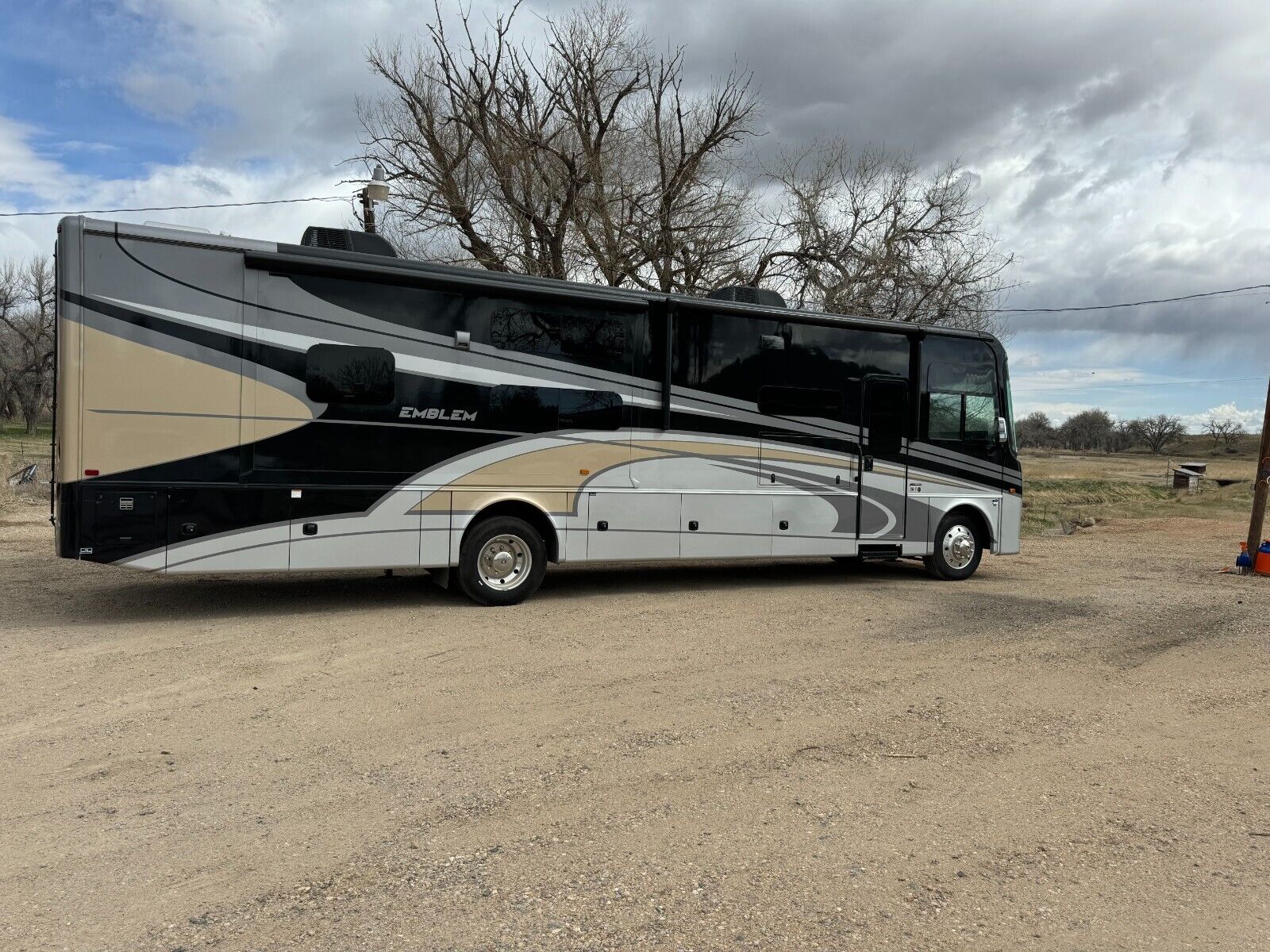 2022 39′ CLASS A ENTEGRA COACH