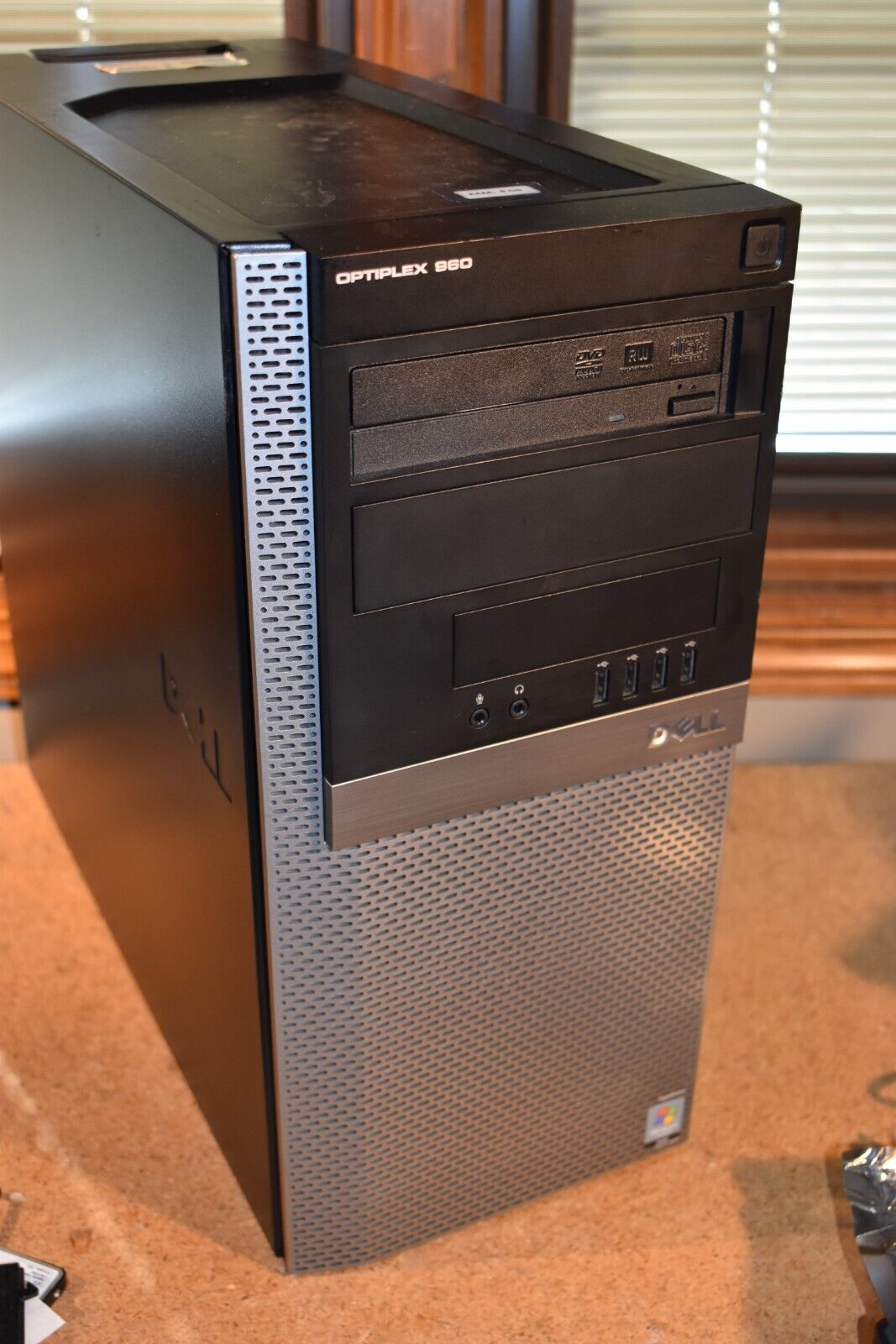 Dell Optiplex 960 MidTower Core 2 E8400 3GHz 4GB 250GB HDD Windows XP Pro DVD-RW