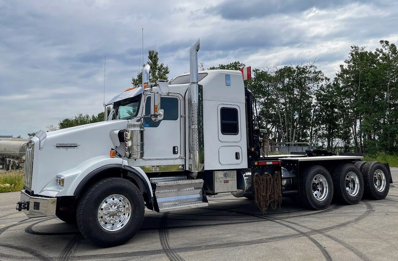 2018 Kenworth T800 Tri Axle Winch Truck