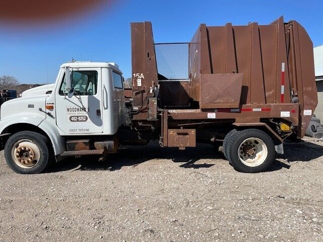 1996 INTERNATIONAL 4700, SATELLITE GARBAGE, REFUSE. SIDE LOAD, 229,065 MILES