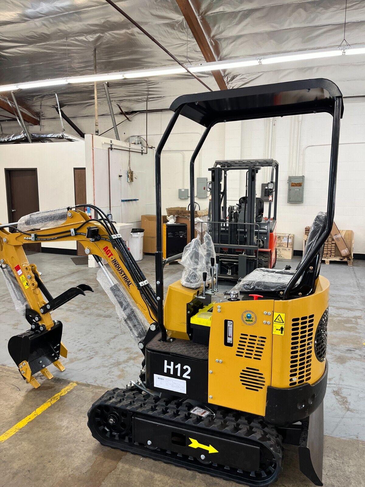 AGT Industrial Mini Excavator 1 Ton 13.5 HP Briggs and Stratton Engine Gas H12