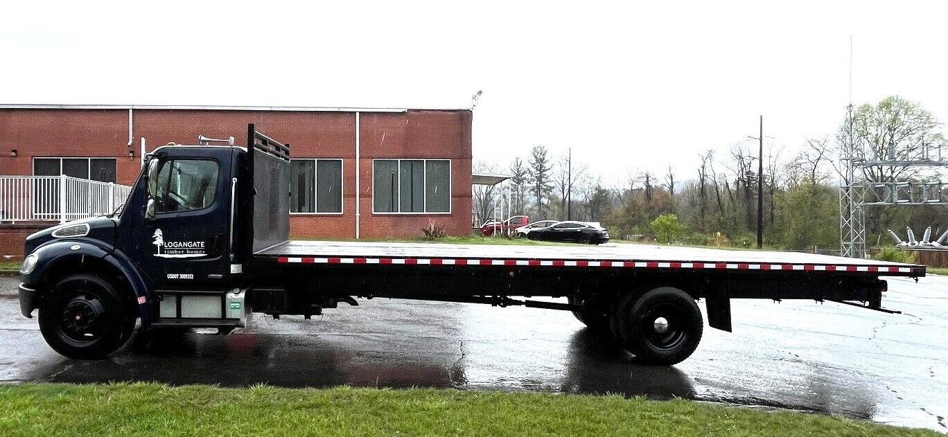 Freightliner m2 106 Flatbed 28′; Only 106,400 miles
