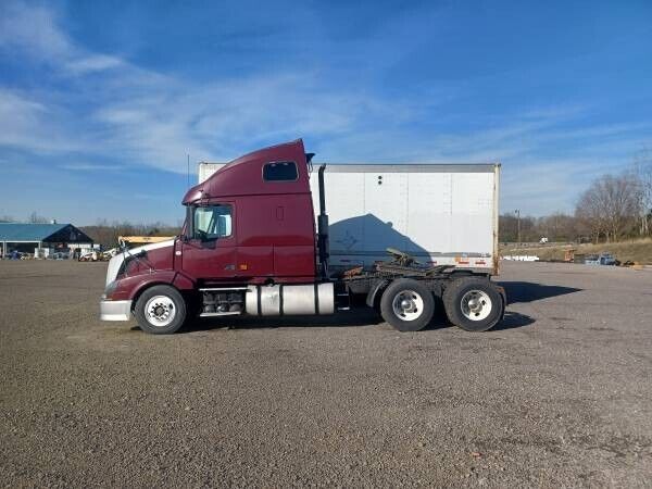 2007 Volvo tandem axle sleeper truck