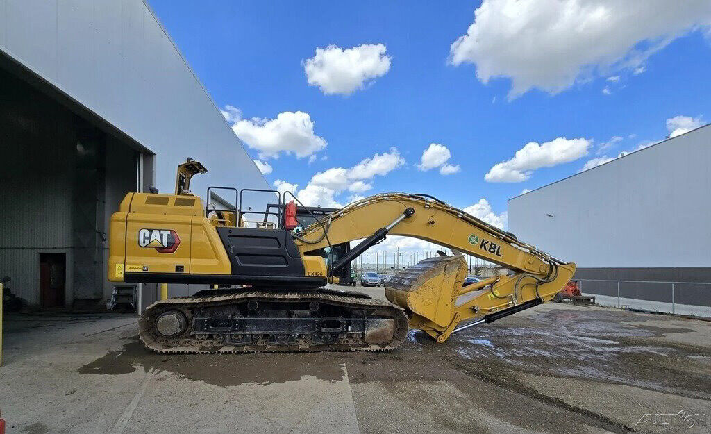 2023 Caterpillar 352 Crawler Excavator 933 Hours Enclosed ROPS Fully Loaded