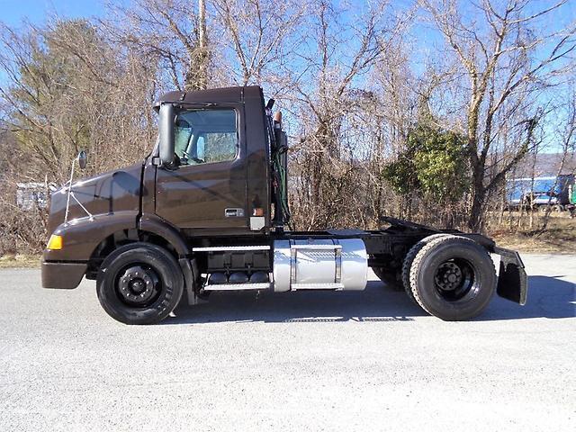 2005 VOLVO VNM DAYCAB SEMI TRUCK TRACTOR