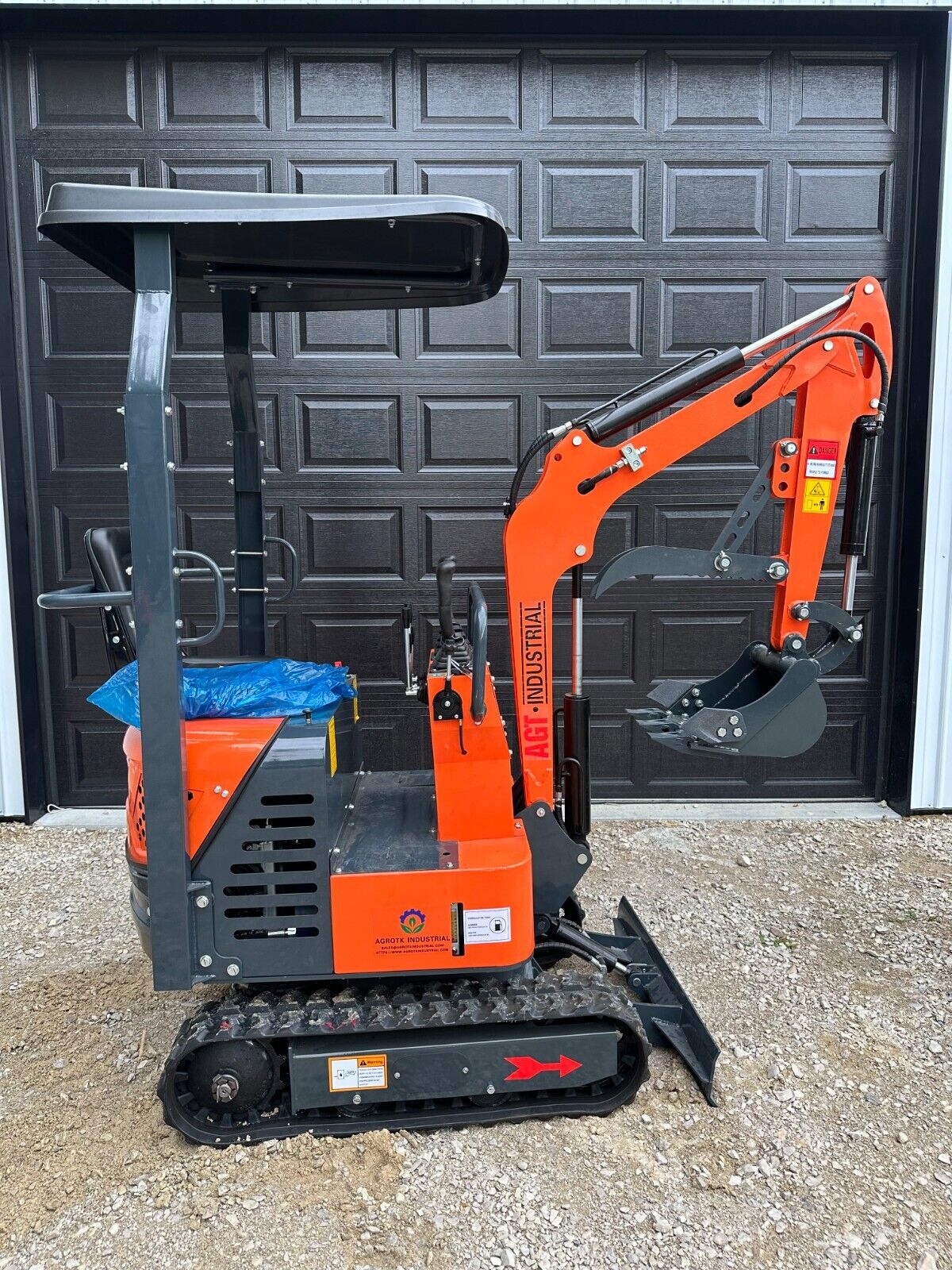 AGT L12 13.5 HP 1-Ton Mini Excavator Digger Tracked Crawler B&S EPA Gas Engine