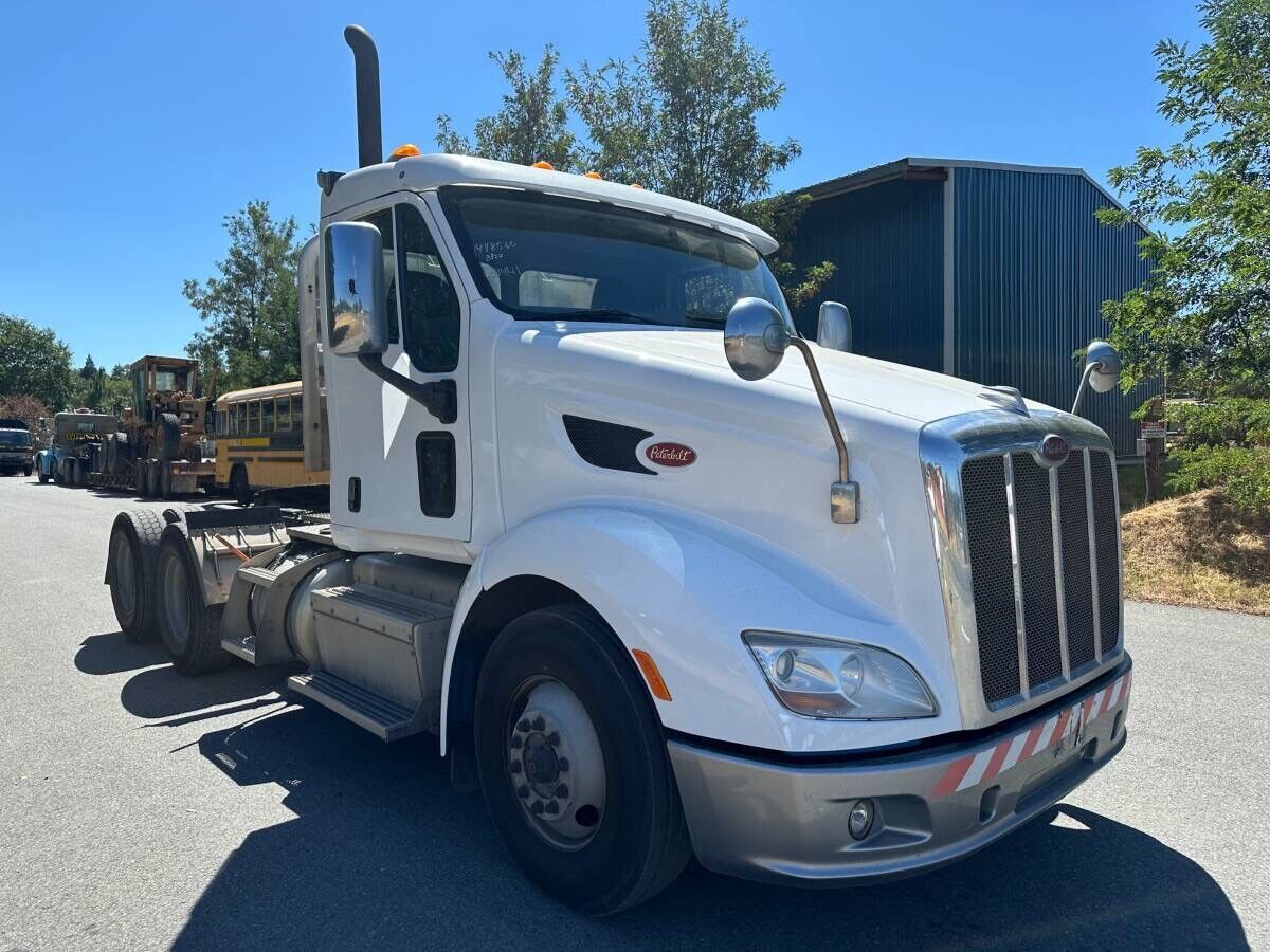 2013 PETERBILT  587 DAYCAB SEMI ISX-15 TANDEM AXLE TRACTOR  LOW MILES