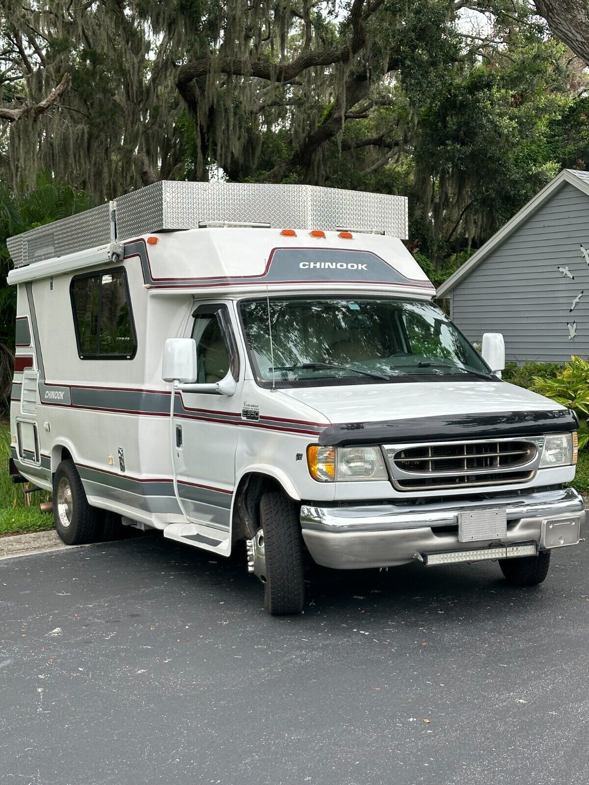 1999 Chinook RV Motorhome w/ Ford V10 GAS & SOLAR