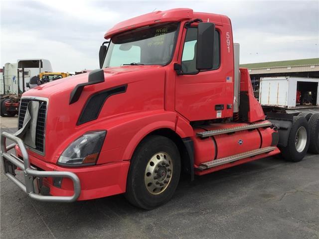 2015 VOLVO VNL