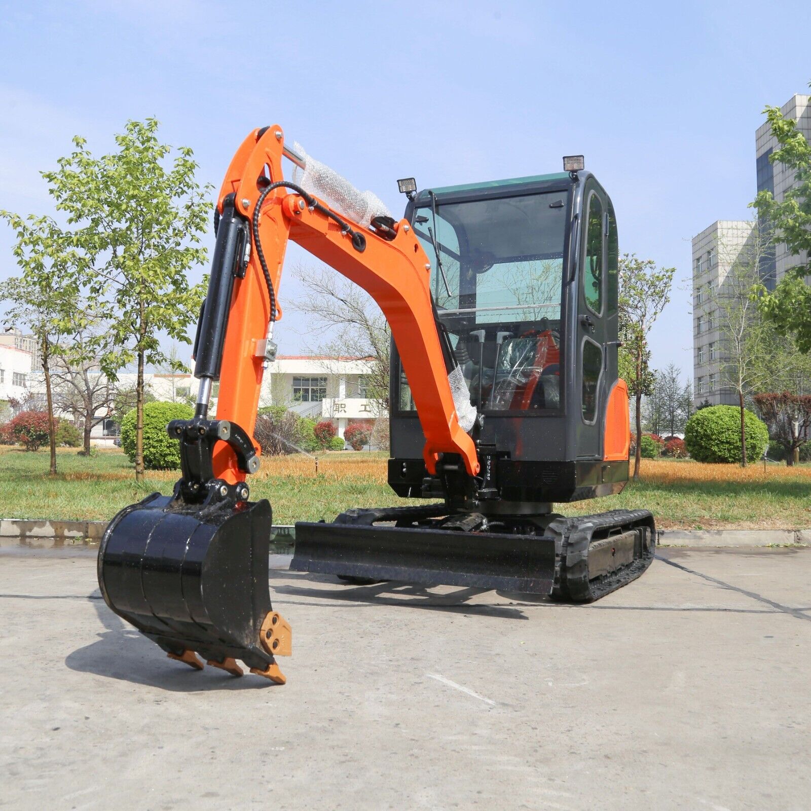 Mini Excavator 2.5 Ton Hydraulic Tracked with Laidong 385 diesel engine + awning Mini Excavator 2.5 Ton Hydraulic Tracked with Laidong 385 diesel engine + awning