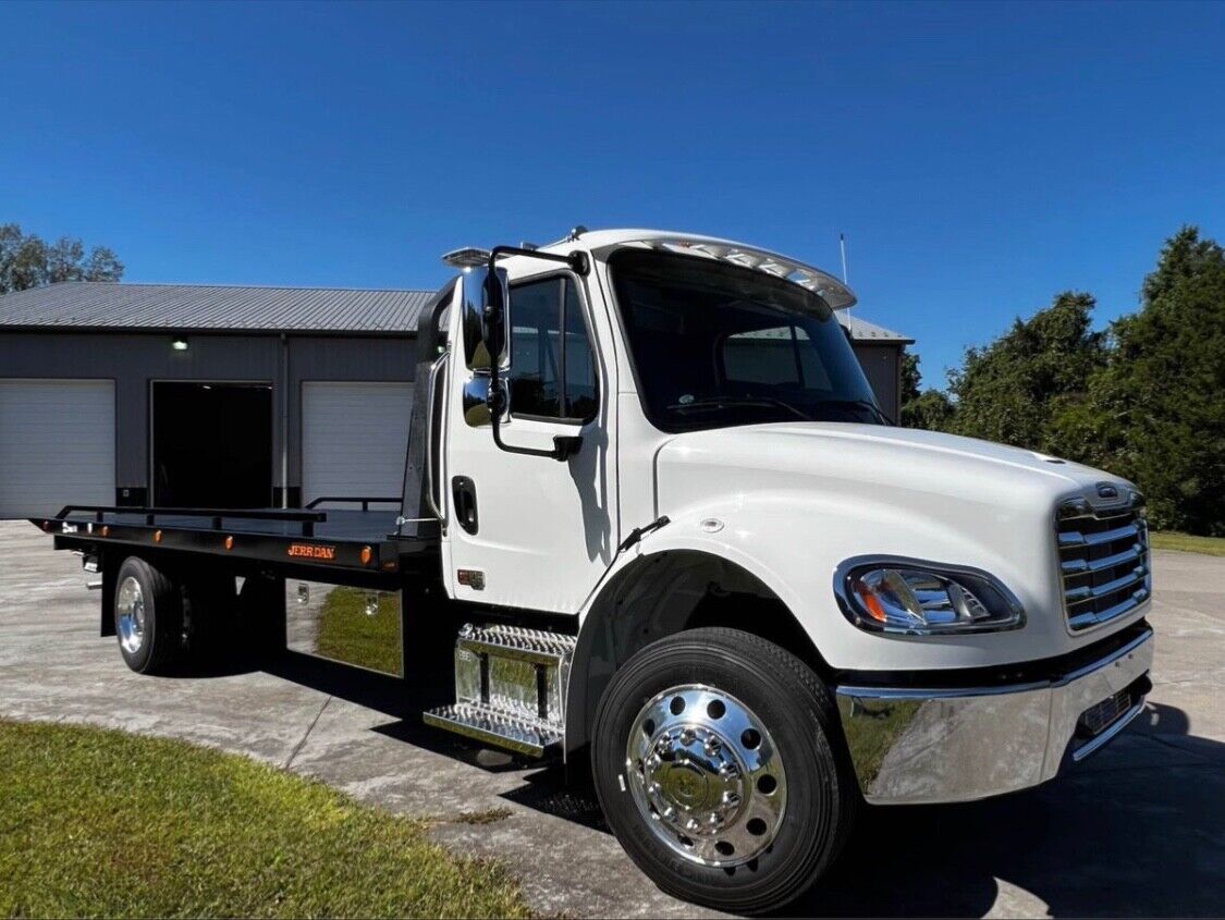 FREIGHTLINER ROLL BACK TRUCK