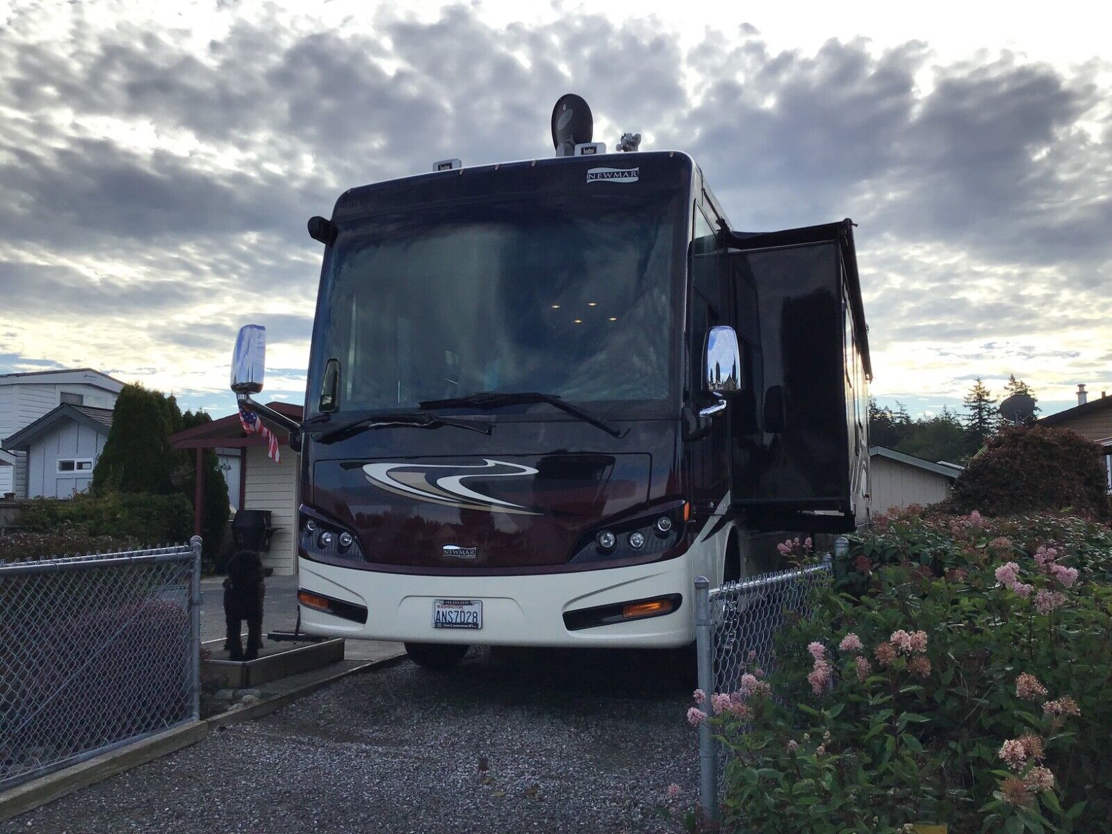 2014 NEWMAR VENTANA – 4037 Tag Axle