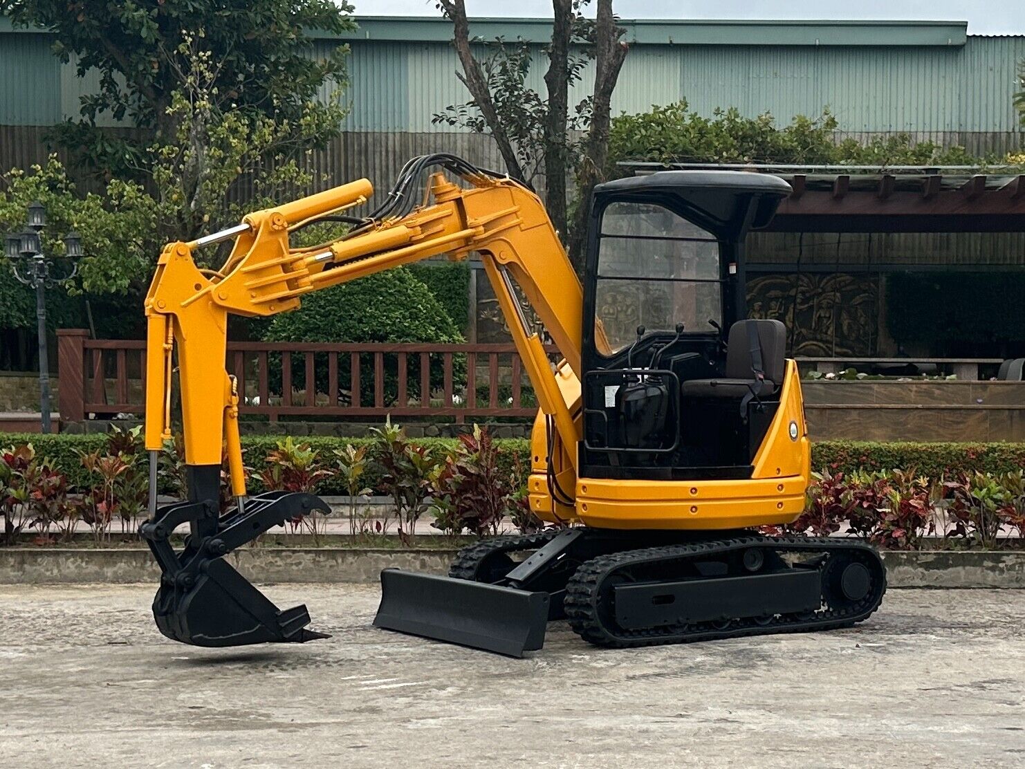 Komatsu PC28UU-2 Mini Excavator with Hydraulic Thumb S/N 9376 Komatsu PC28UU-2 Mini Excavator with Hydraulic Thumb S/N 9376