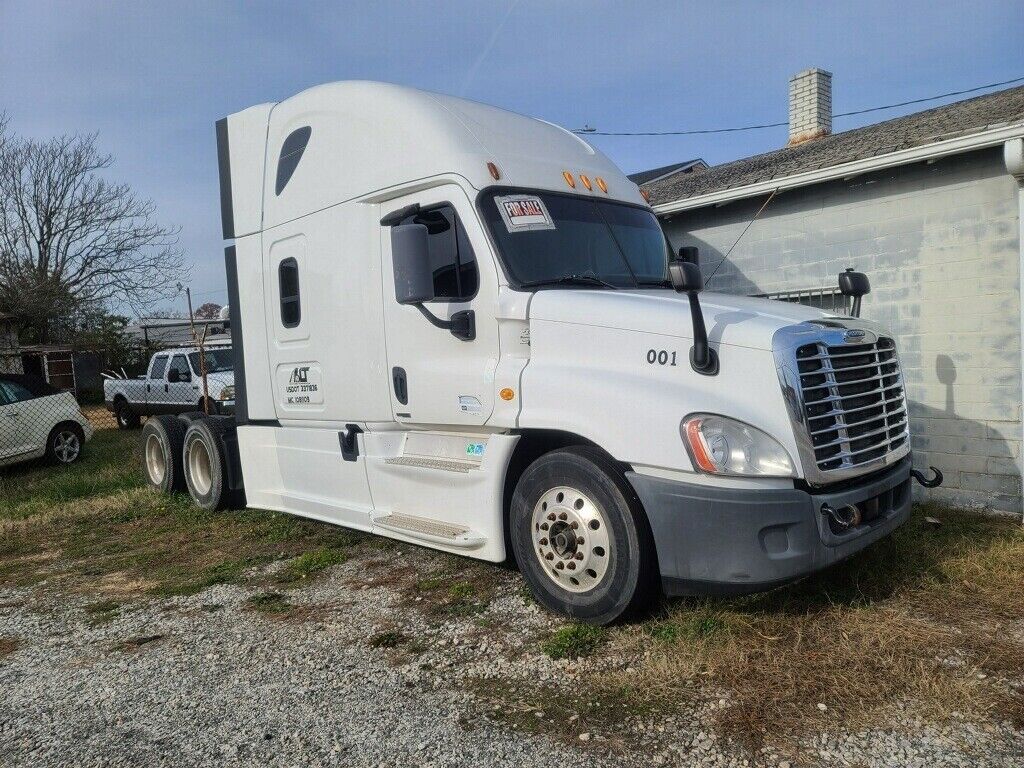 2014 Freightliner Cascadia Evolution Rebuilt Series 60 DD15 engine 467,000 miles