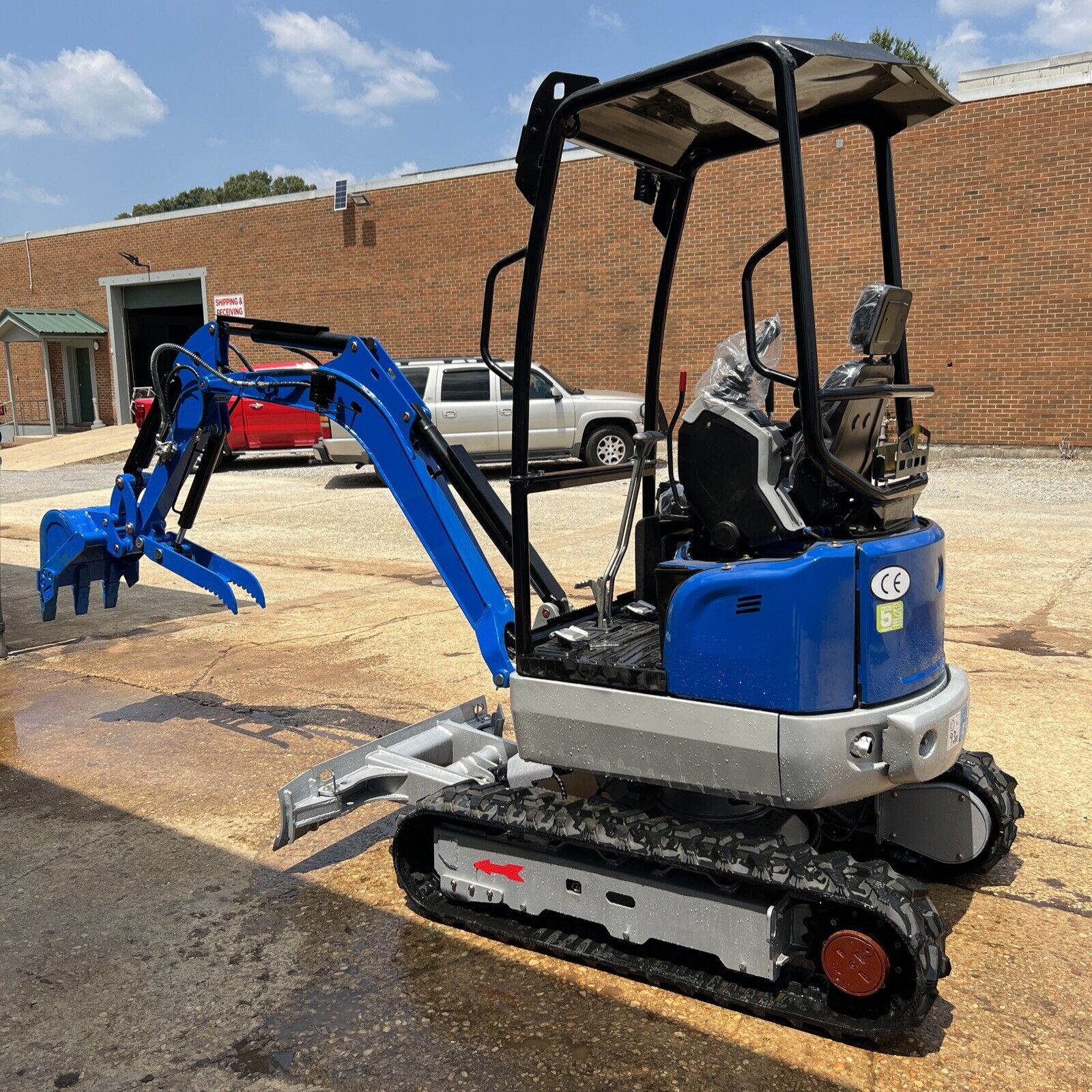 2.4 TON MINI EXCAVATOR, KUBOTA D902 ENGINE, HYDRAULIC THUMB, 2 SPEED
