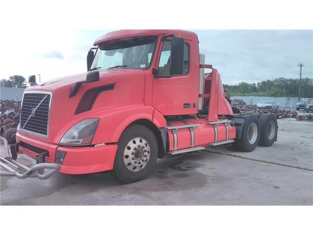 2014 VOLVO VNL Day Cab