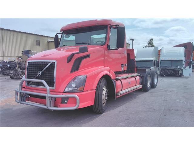 2015 VOLVO VNL