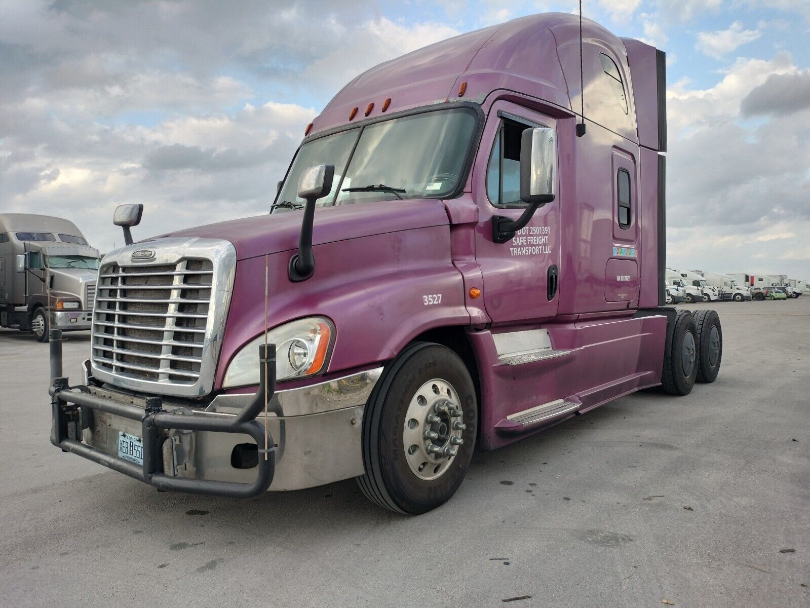 2013 Freightliner Cascadia, 2022 engine and transmission 13 gears