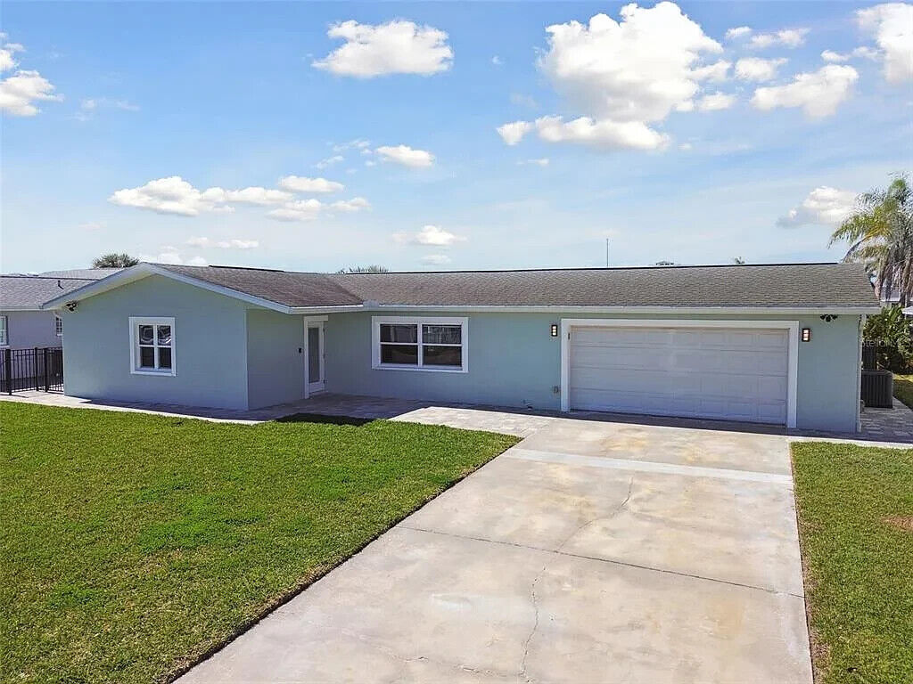 House For Sale Waterfront Property For Sale – New Port Richey Florida, Boat Lift