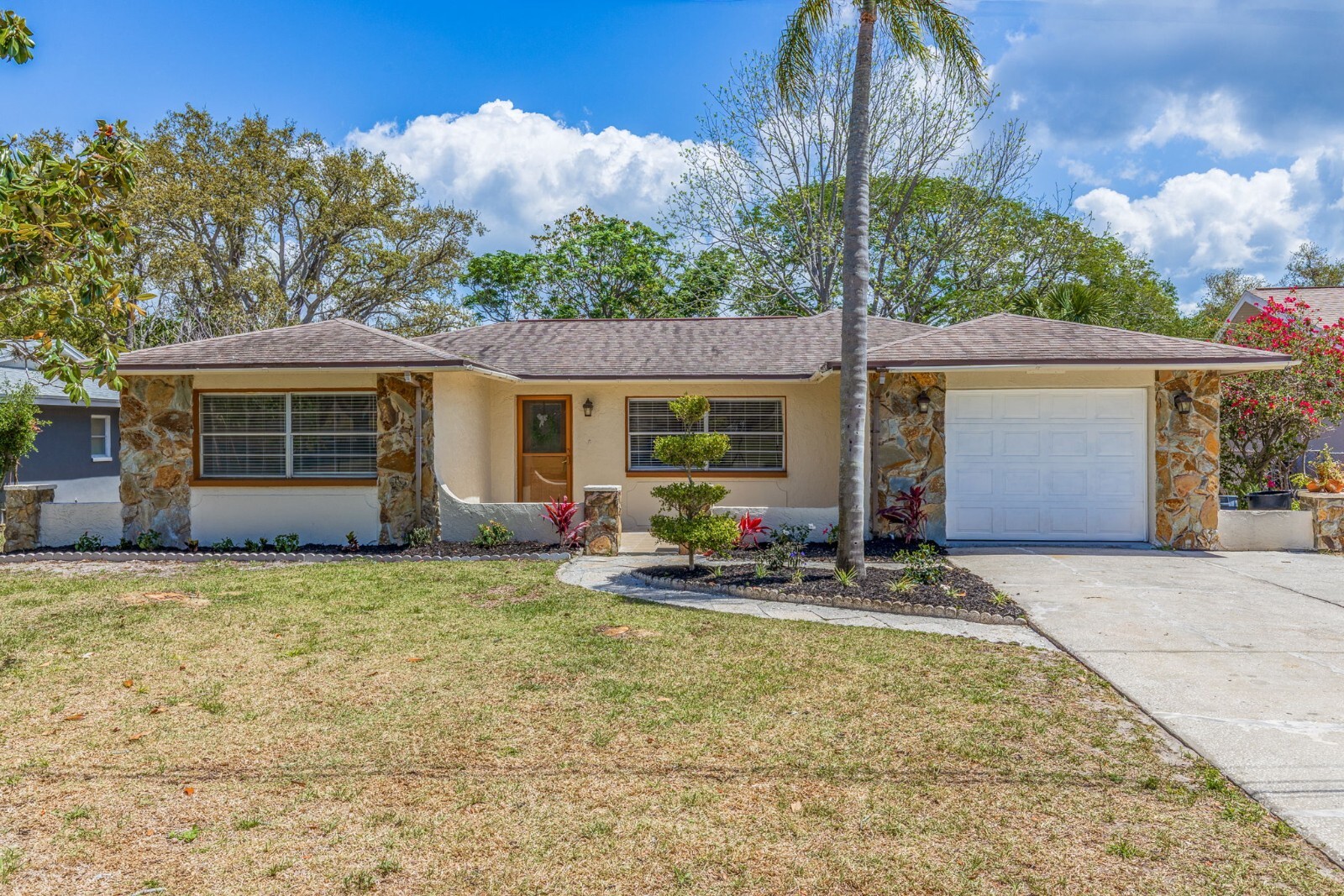 HOUSE FOR SALE – TARPON SPRINGS, FLORIDA, COMPLETELY REMODELED 3 Bed / 3 Bath