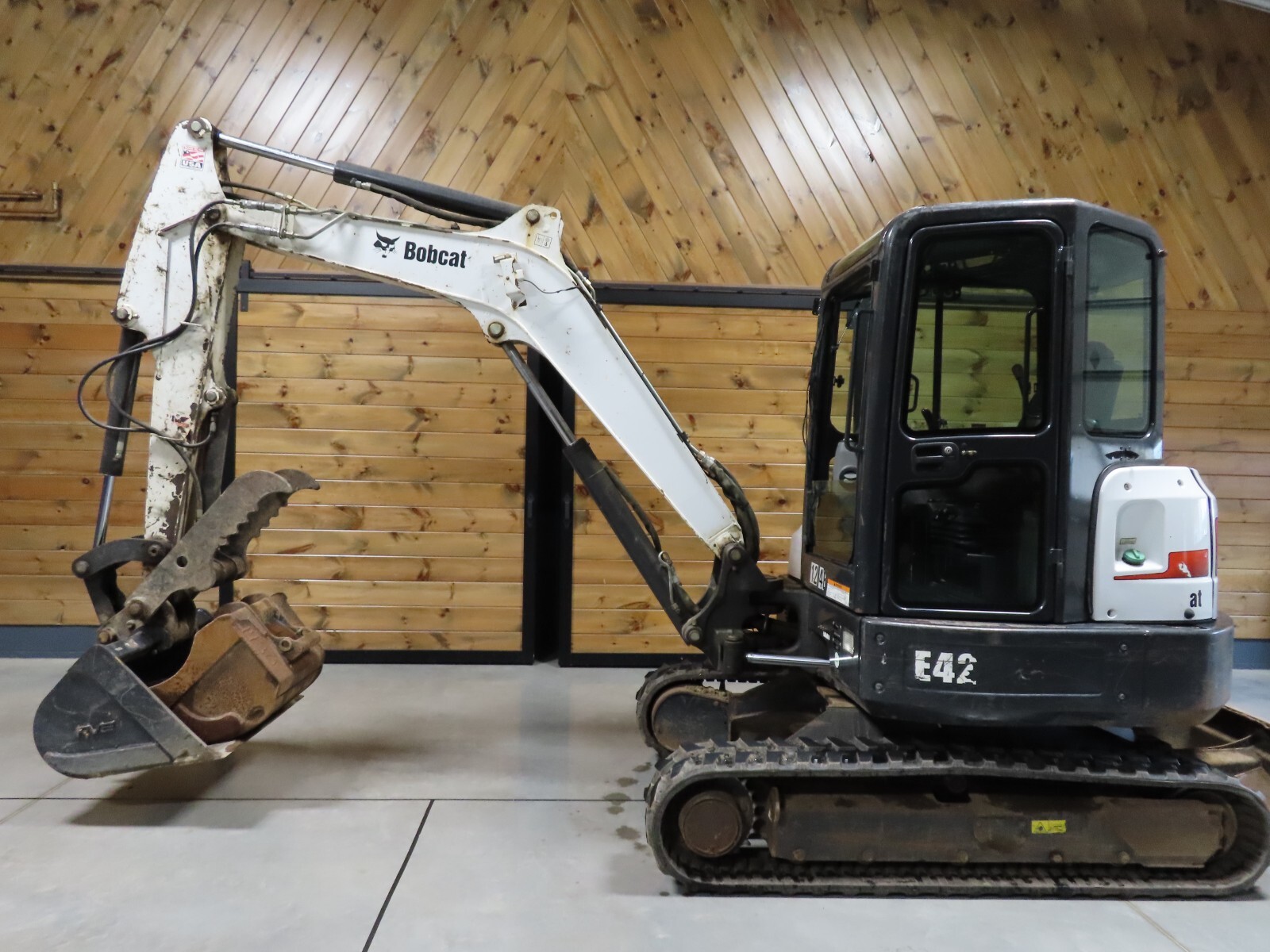 2012 Bobcat E42 Excavator 2354.7 HR. with 24in. and 36 in. Buckets. New Tracks
