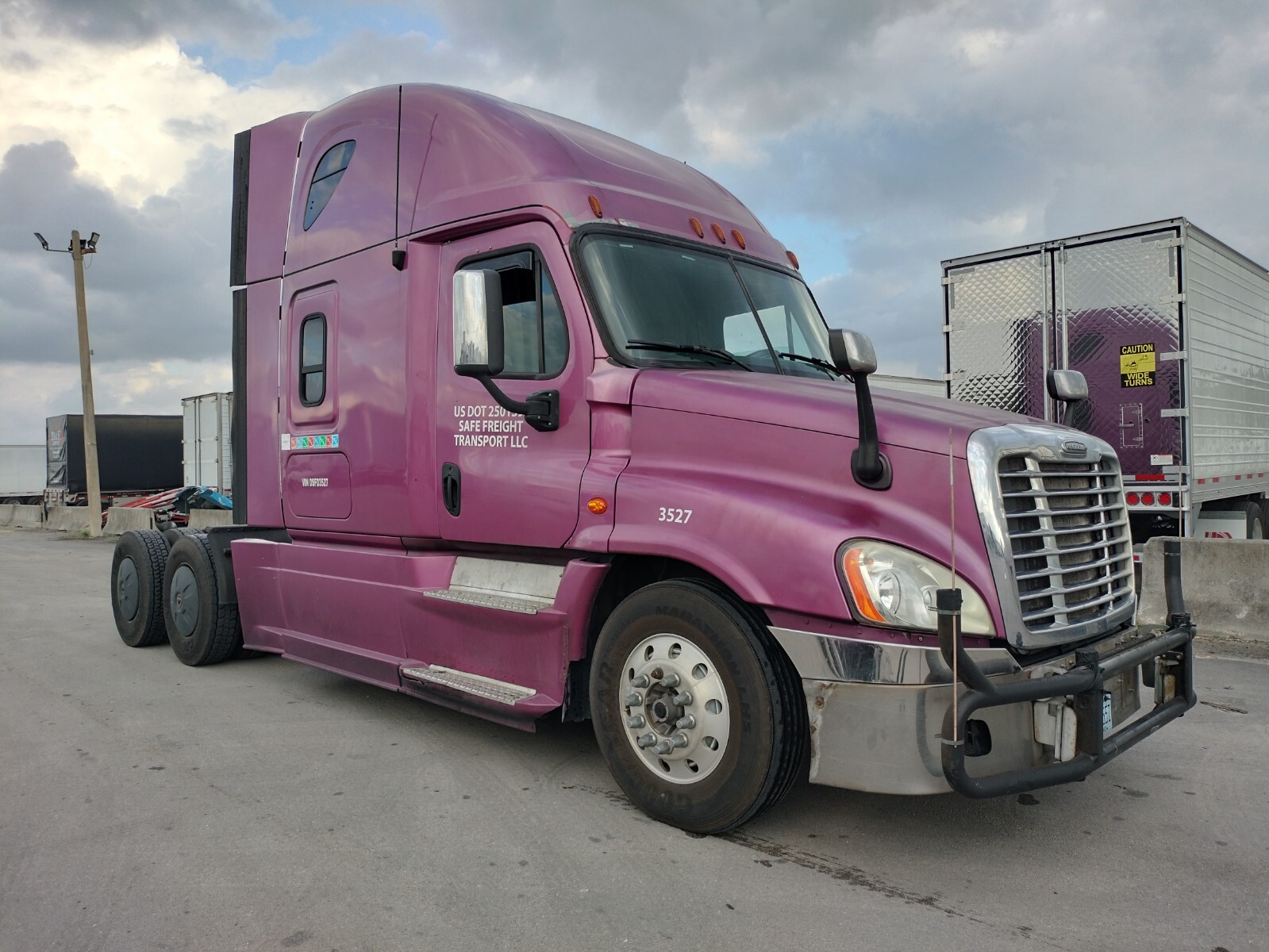 2013 Freightliner Cascadia, 2022 engine and transmission 13 gears