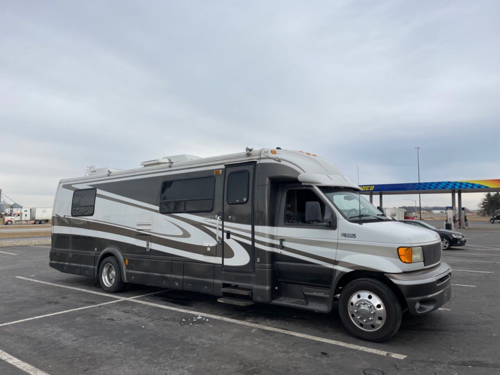 2003 Ford E-550 Dynamax Isata Touring Sedan RV 31′