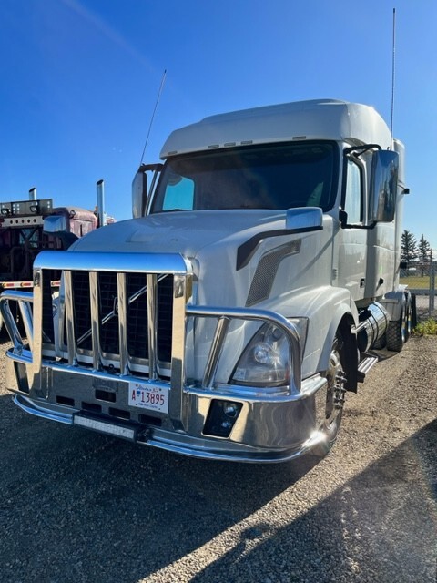 Volvo VNL Semi Truck