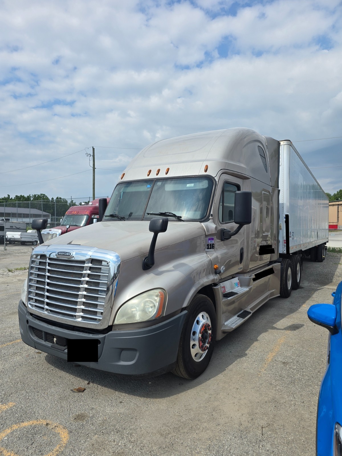 Freightliner cascadia evo 2016 Utility trailer 53 ft swing doors xd4000 Weboost