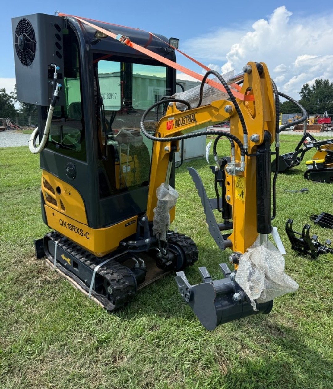 1ton Rato Engine Mini Excavator w/ Side Swing & Hydraulic Thumb | AGT-QK18RXS-C