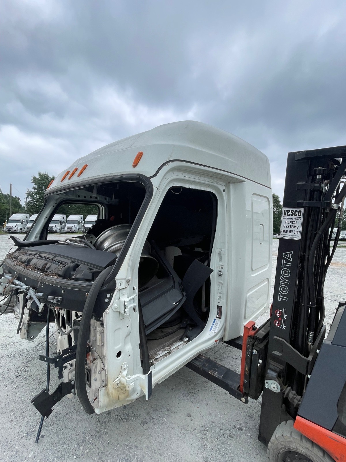 2019 Freightliner Cascadia Mid roof Cab