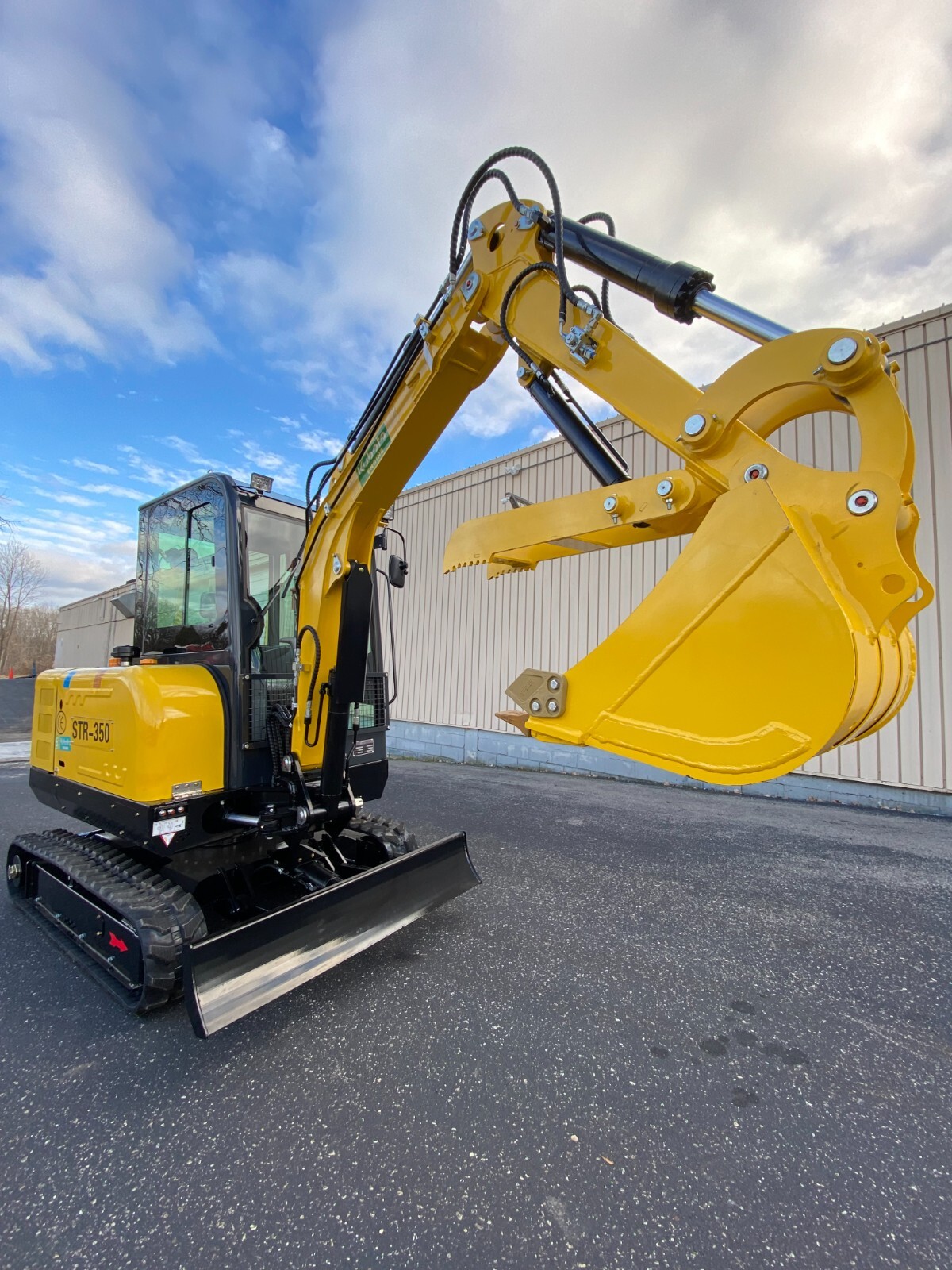 FREE SHIPPNG  New Excavator, EPA CERTFD Kubota D1703B Engine 3.5 TON