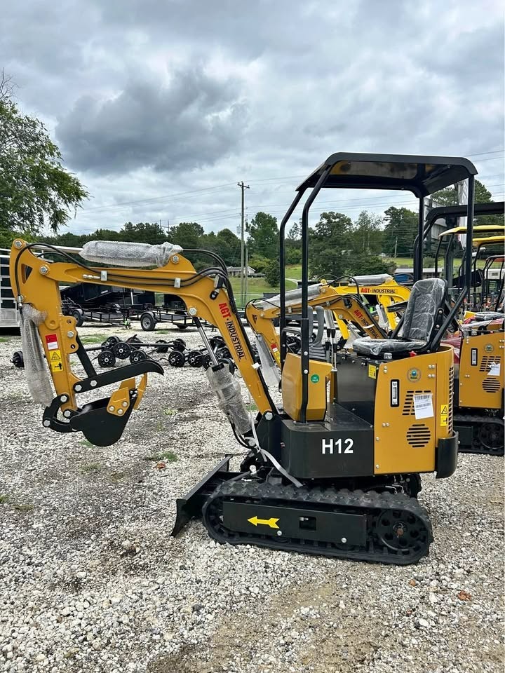 NEW AGT H12 1-TON MINI EXCAVATOR (13.5 HP BRIGGS & STRATTON GAS ENGINE)