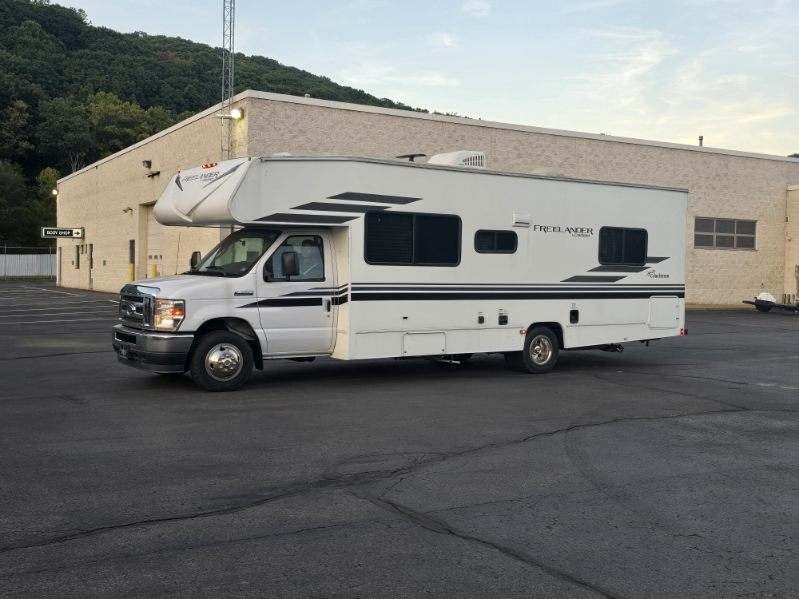 2021 Ford E350 SD Coachman Freelander 27 QB