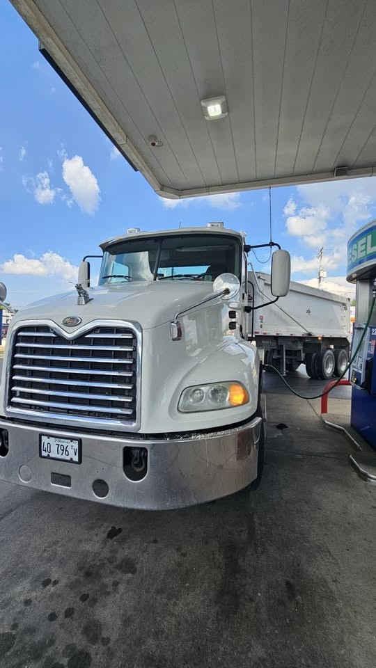 SEMI TRUCK 2005 Mack Vision DAY CAB and ALUMINUM TRAILER Benson