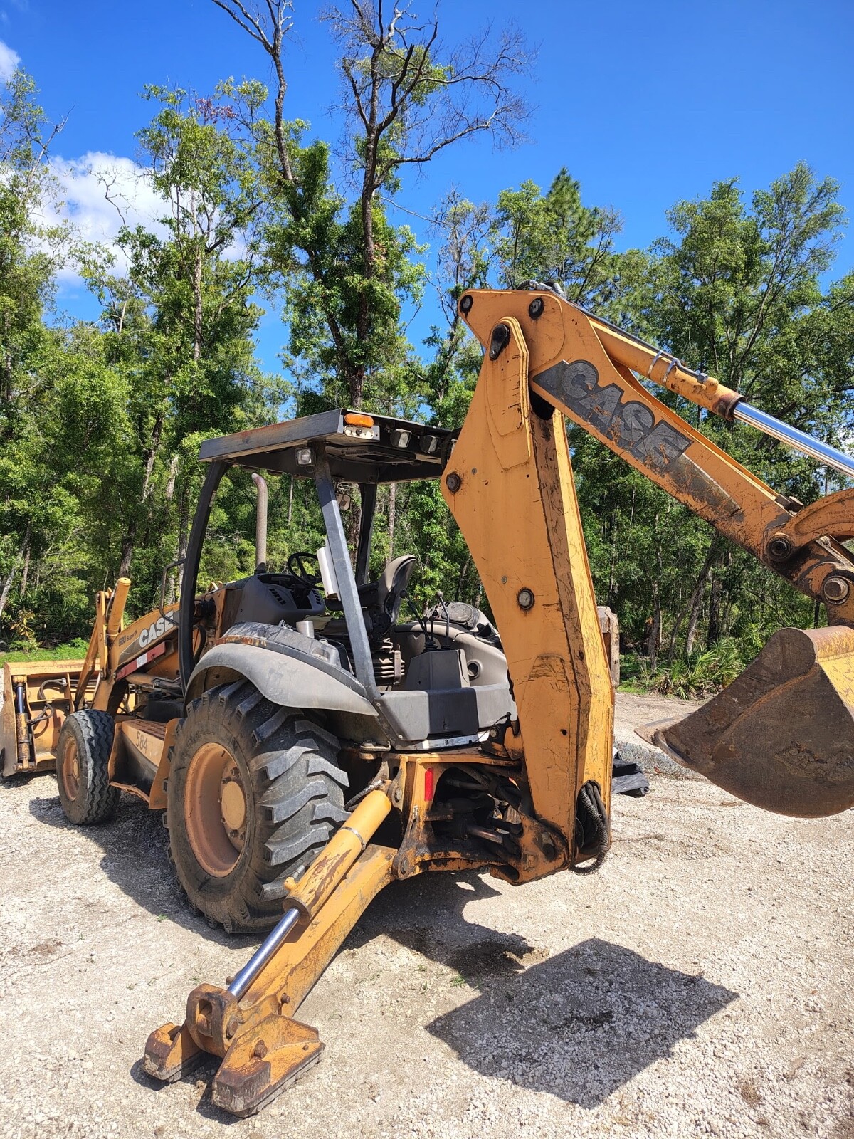 CASE  580SN BACKHOE. Front And Rear Buckets-Thumb Bucket on Front/RUNS GREAT