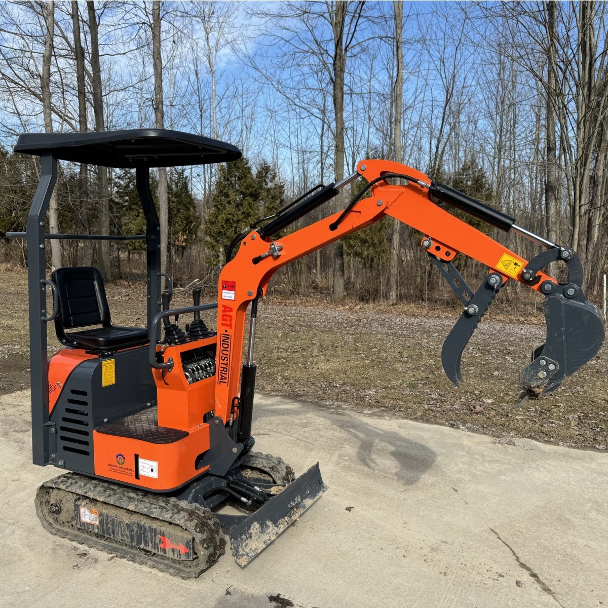 AGT L12 1 Ton Mini Excavator Digger B&S Gas Engine Crawler Tracked Depth 5.35ft