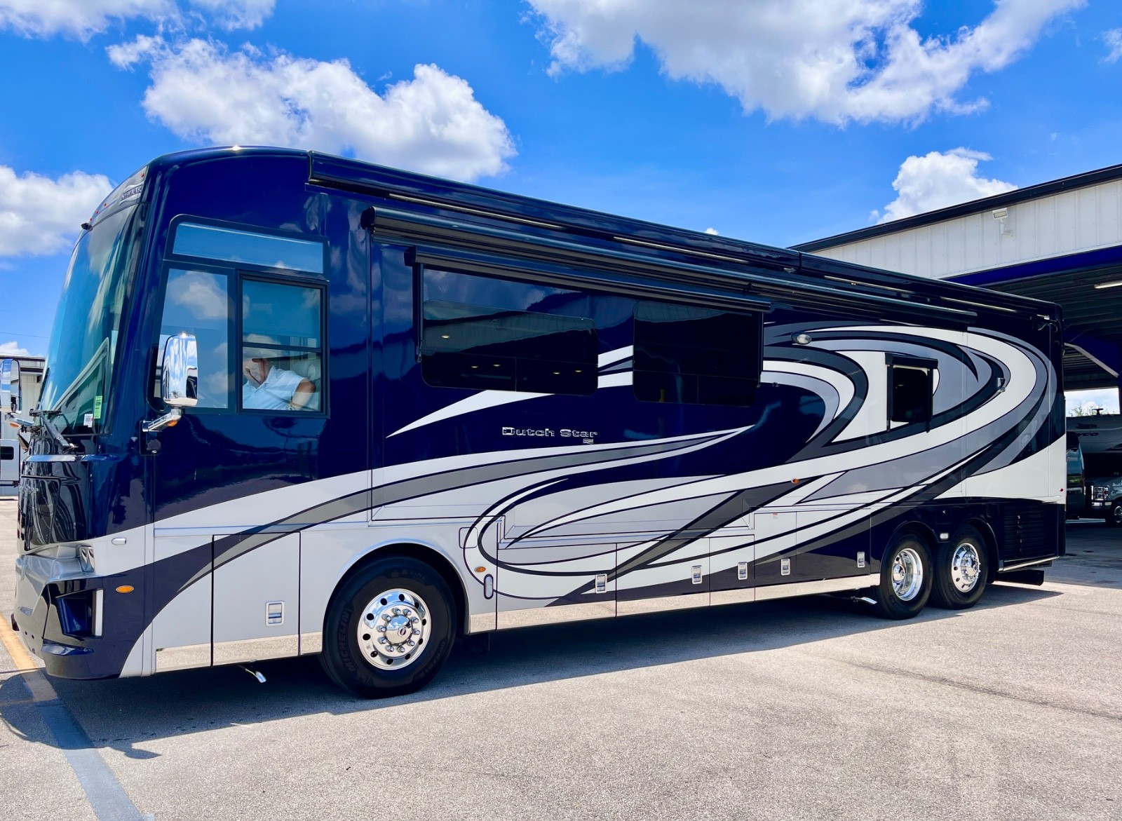 2022 Newmar Dutch Star 4081 in Showroom Condition
