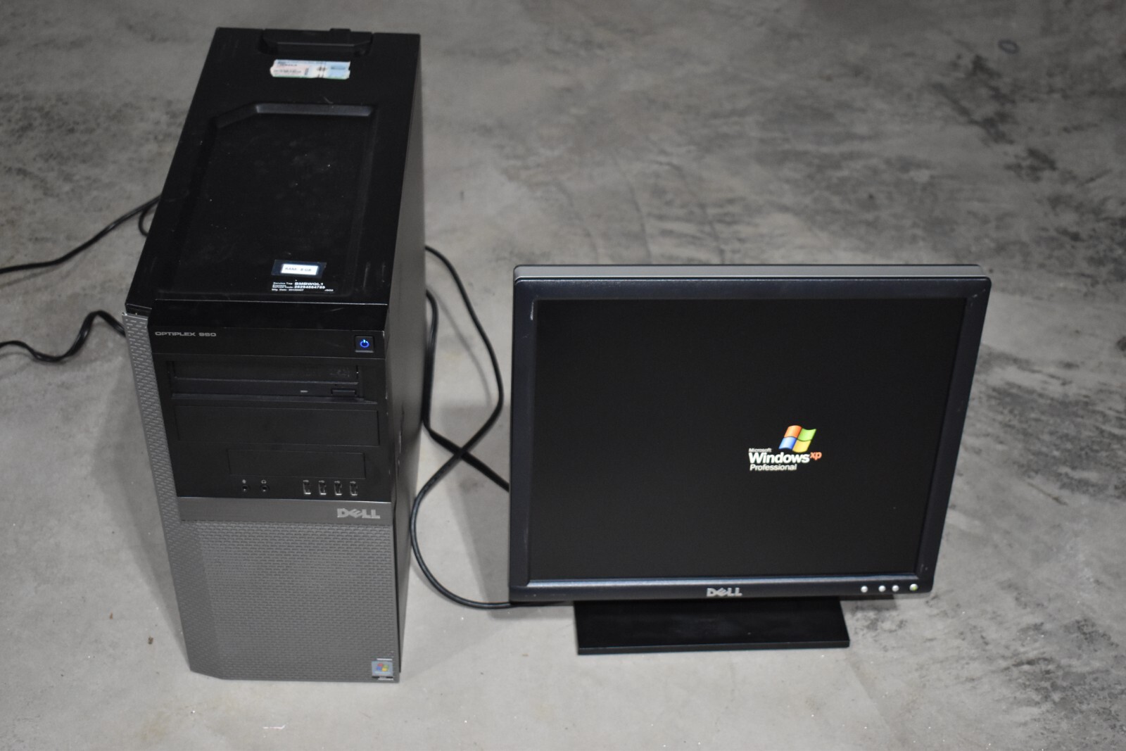 Dell Optiplex 960 Desktop + LCD Monitor Retro Gaming Windows XP Pro 32Bit