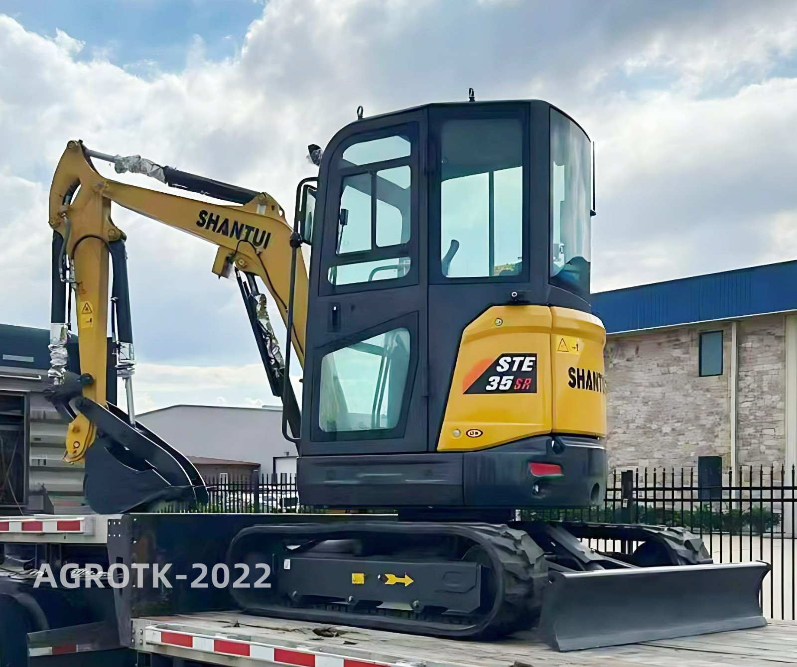 SHANTUI Mini Excavator 25 HP Yanmar Diesel Engine 2.8 Ton Track Crawler Digger