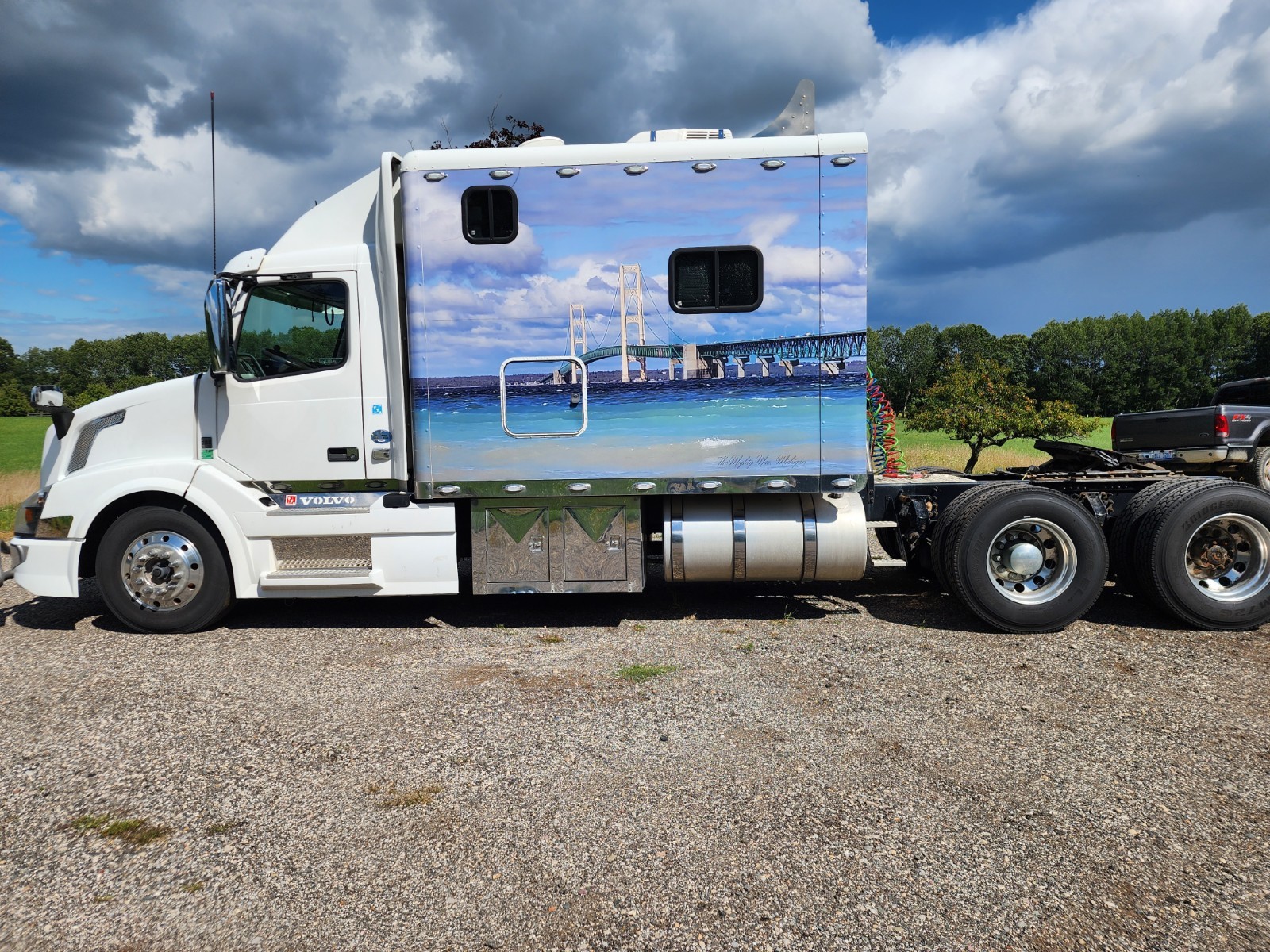 Volvo VNL with ARI sleeper